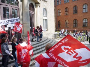 Mitarbeiterstreik und Studenten-Demo vor Anatomie